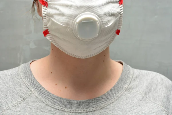 Koruyucu Maske Solunum Cihazı Takan Genç Bir Kadın Koronavirüs Önleyici — Stok fotoğraf