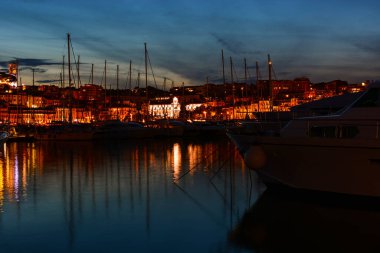 Marina ve yatları, Cannes, Fransa 'nın güzel şehir manzarası. Akşamları deniz limanı 