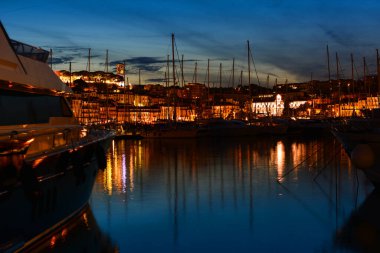 Marina ve yatları, Cannes, Fransa 'nın güzel şehir manzarası. Akşamları deniz limanı 