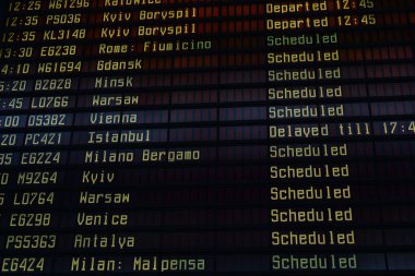 Uluslararası havaalanındaki kalkış panosu, uçuş çizelgesi, yönlerin isimleri