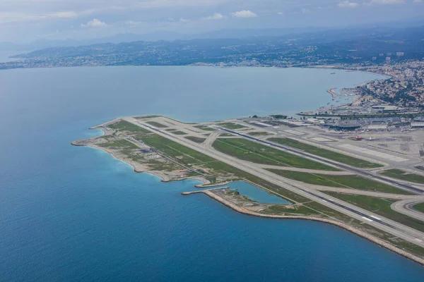 Fransız Riviera 'sının Panorama' sı ve Fransa 'nın Nice havaalanı. Yukarıdan görüntüle