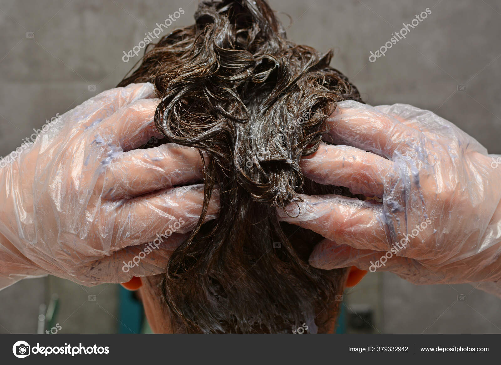 Young Woman Dyes Her Hair Home Girl Coloring Her Hair — Stock Photo