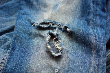 Yırtık çivit kumaşın resmini kapat