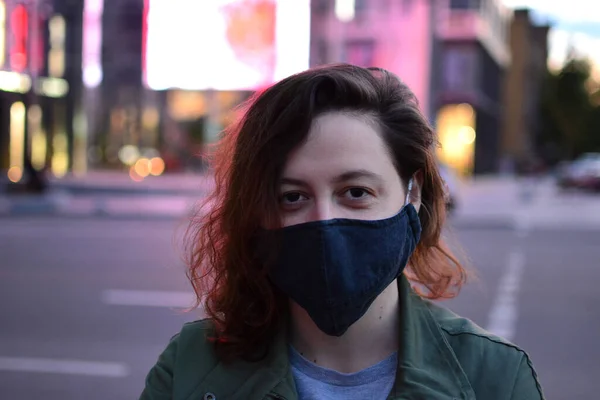 Genç Bir Kadın Büyük Bir Şehrin Caddesinde Siyah Koruyucu Bir — Stok fotoğraf