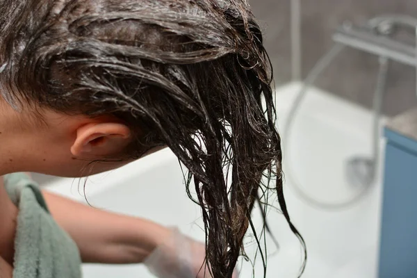 Молодая Женщина Красит Волосы Дома Девушка Раскрашивает Волосы Собственной Ванной — стоковое фото