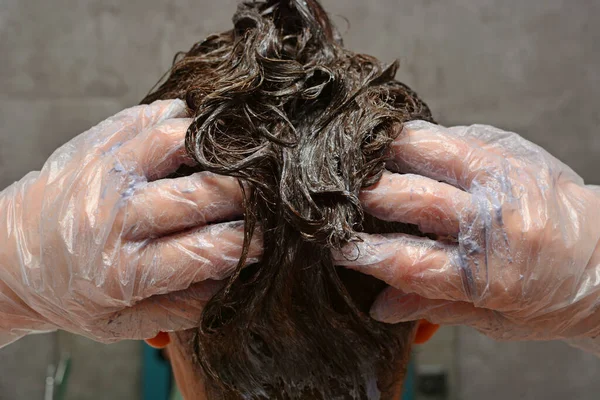 Jovem Pinta Cabelo Casa Rapariga Pintar Cabelo Sua Própria Casa — Fotografia de Stock