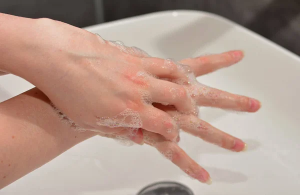 Una Giovane Donna Lava Mani Secondo Regole Igieniche Durante Periodo — Foto Stock