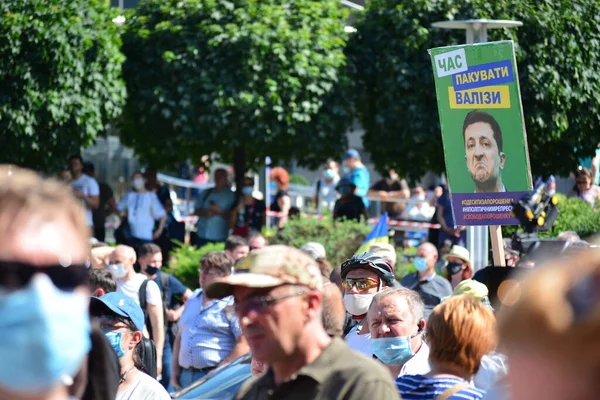Kyiv, Ukrayna - 1 Temmuz 2020: Ukraynalılar Pecherskyi İlçe Mahkemesi yakınlarındaki seçici adaleti protesto ettiler. Protestocular, şu anki Başkan Volodymyr Zelensky 'nin resminin olduğu bir poster tutuyorlar.