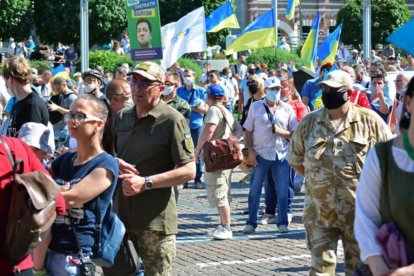 Kyiv, Ukrayna - 1 Temmuz 2020: Ukraynalılar Pecherskyi İlçe Mahkemesi yakınlarındaki seçici adaleti protesto ettiler. Protestocular eski Cumhurbaşkanı Petro Poroshenko 'yu destekliyor.