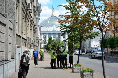 Kyiv, Ukrayna - 16 Temmuz 2020: Ukrayna 'da Coronavirus salgını. İnsanlar sokakta koruyucu maskelerle yürüyor..