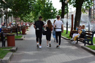 Kyiv, Ukrayna - 16 Temmuz 2020 Khreschatyk caddesinde soğutma sistemi, soğuk buhar püskürtüyor. Sokakta yürüyen insanlar.