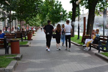 Kyiv, Ukrayna - 16 Temmuz 2020 Khreschatyk caddesinde soğutma sistemi, soğuk buhar püskürtüyor. Sokakta yürüyen insanlar.