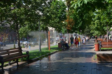Kyiv, Ukrayna - 17 Temmuz 2020 Khreschatyk caddesinde soğutma sistemi, soğuk buhar püskürtüyor. Sokakta yürüyen insanlar.