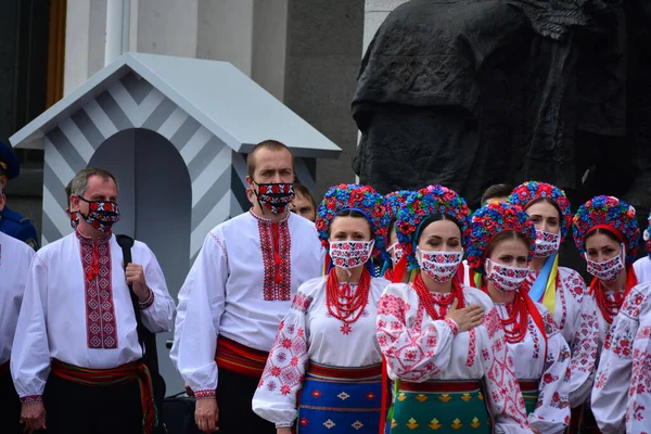 Kyiv, Ukrayna - 16 Temmuz 2020: Ukrayna ulusal korosu üyeleri halk kostümleri ve işlemeli koruyucu yüz maskeleri ile Ukrayna marşını söylüyorlar.