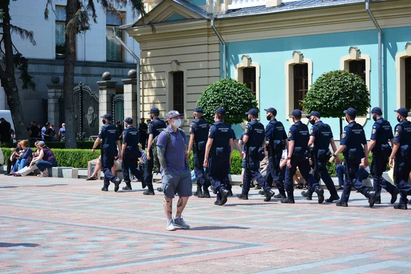 Kyiv, Ukrayna - 17 Temmuz 2020: COVID-19 sırasında 'Eller Ukrayna Dili' protestosu sırasında solunum cihazı takan bir gösterici.
