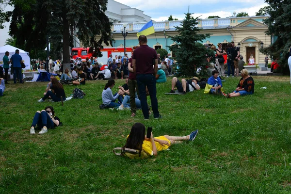 Kyiv, Ukrayna - 16 Temmuz 2020: Mariyinsky Parkı 'nda insanlar dinleniyor