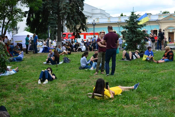 Kijów Ukraina Lipca 2020 Ludzie Odpoczywają Mariyinsky Park — Zdjęcie stockowe