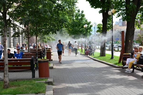 Kyiv, Ukrayna - 16 Temmuz 2020 Khreschatyk caddesinde soğutma sistemi, soğuk buhar püskürtüyor. Sokakta yürüyen insanlar.