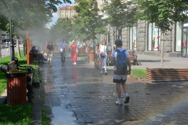 Kyiv, Ukrayna - 17 Temmuz 2020 Khreschatyk caddesinde soğutma sistemi, soğuk buhar püskürtüyor. Sokakta yürüyen insanlar.