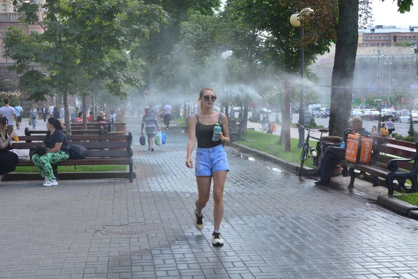Kiev Ucrânia Julho 2020 Sistema Resfriamento Rua Khreschatyk Pulverizando Vapor — Fotografia de Stock