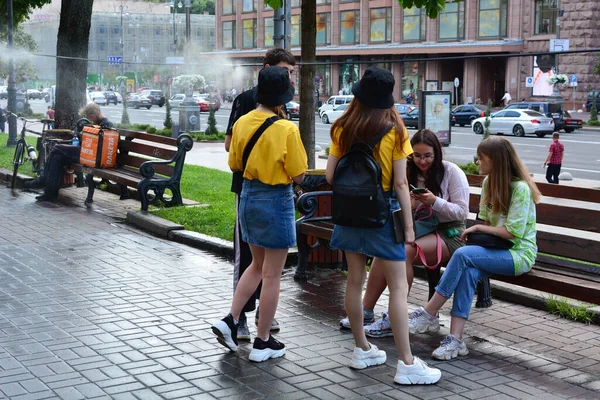 Kyiv, Ukrayna - 17 Temmuz 2020 Khreschatyk caddesinde soğutma sistemi, soğuk buhar püskürtüyor. Sokakta yürüyen insanlar.