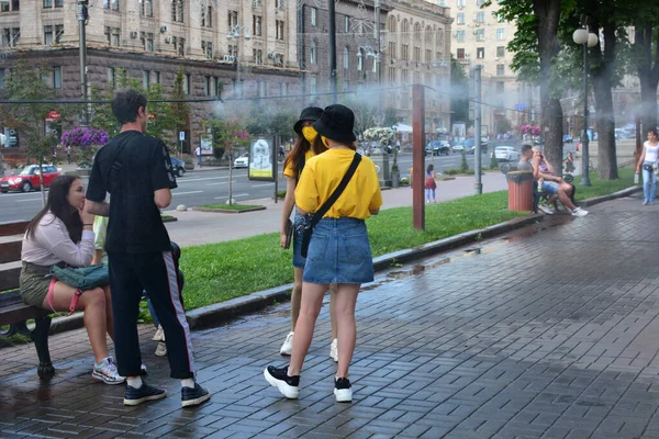 Kyiv, Ukrayna - 17 Temmuz 2020 Khreschatyk caddesinde soğutma sistemi, soğuk buhar püskürtüyor. Sokakta yürüyen insanlar.