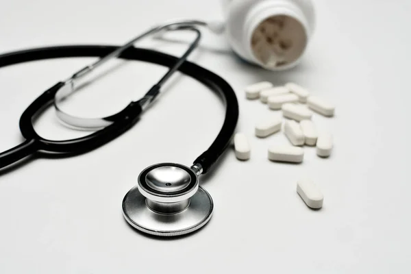 İlaçlı ya da ilaçlı siyah steteskop. Sağlık ve dokunulmazlık destek kavramı.