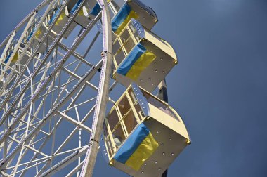 Kyiv, Ukrayna - 22 Ağustos 2020: Turistler Bayrak Günü ve Ukrayna 'nın Bağımsızlık Günü arifesinde Kyiv' deki Kontraktova Meydanı 'nda dönme dolaba biniyorlar.