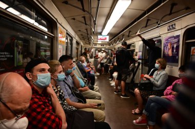 Kyiv, Ukrayna - 22 Ağustos 2020: Metrodaki yolcular sağlık önlemlerine uygun olarak koruyucu maskeler takıyorlar. Kyiv 'de Coronavirus salgını.