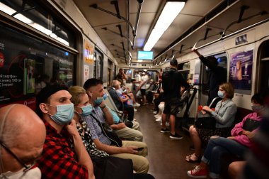 Kyiv, Ukrayna - 22 Ağustos 2020: Metrodaki yolcular sağlık önlemlerine uygun olarak koruyucu maskeler takıyorlar. Kyiv 'de Coronavirus salgını.