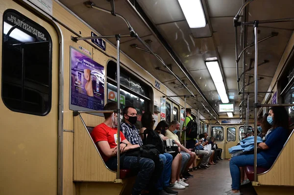 Киев Украина Августа 2020 Года Пассажиры Поездов Метро Ездят Защитных — стоковое фото