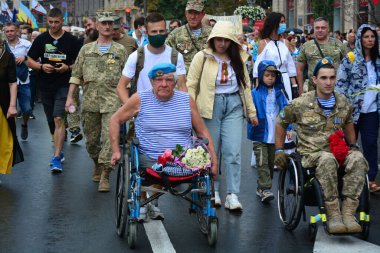 Kyiv, Ukrayna - 24 Ağustos 2020: Rus-Ukrayna savaşının gazileri, askerler, gönüllüler, aktivistler, savaşta ölenlerin aileleri ve Haysiyet Devrimi sırasında Ukraynalılar 'dan alkış almak için Kreshhatyk Caddesi boyunca yürüdüler.