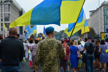 Kyiv, Ukrayna - 24 Ağustos 2020: Rus-Ukrayna savaşının gazileri, askerler, gönüllüler, aktivistler, savaşta ölenlerin aileleri ve Haysiyet Devrimi sırasında Ukraynalılar 'dan alkış almak için Kreshhatyk Caddesi boyunca yürüdüler.