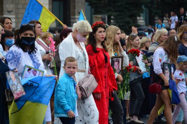 Kyiv, Ukrayna - 24 Ağustos 2020: Rus-Ukrayna savaşının gazileri, askerler, gönüllüler, aktivistler, savaşta ölenlerin aileleri ve Haysiyet Devrimi sırasında Ukraynalılar 'dan alkış almak için Kreshhatyk Caddesi boyunca yürüdüler.