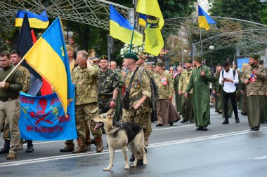 Kyiv, Ukrayna - 24 Ağustos 2020: Rus-Ukrayna savaşının gazileri, askerler, gönüllüler, aktivistler, savaşta ölenlerin aileleri ve Haysiyet Devrimi sırasında Ukraynalılar 'dan alkış almak için Kreshhatyk Caddesi boyunca yürüdüler.