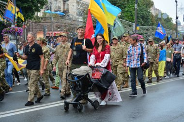 Kyiv, Ukrayna - 24 Ağustos 2020: Rus-Ukrayna savaşının gazileri, askerler, gönüllüler, aktivistler, savaşta ölenlerin aileleri ve Haysiyet Devrimi sırasında Ukraynalılar 'dan alkış almak için Kreshhatyk Caddesi boyunca yürüdüler.