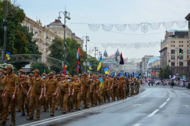 Kyiv, Ukrayna - 24 Ağustos 2020: Rus-Ukrayna savaşının gazileri, askerler, gönüllüler, aktivistler, savaşta ölenlerin aileleri ve Haysiyet Devrimi sırasında Ukraynalılar 'dan alkış almak için Kreshhatyk Caddesi boyunca yürüdüler.