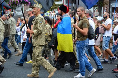 Kyiv, Ukrayna - 24 Ağustos 2020: Rus-Ukrayna savaşının gazileri, askerler, gönüllüler, aktivistler, savaşta ölenlerin aileleri ve Haysiyet Devrimi sırasında Ukraynalılar 'dan alkış almak için Kreshhatyk Caddesi boyunca yürüdüler.