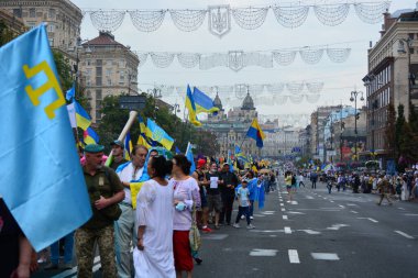 Kyiv, Ukrayna - 24 Ağustos 2020: Rus-Ukrayna savaşının gazileri, askerler, gönüllüler, aktivistler, savaşta ölenlerin aileleri ve Haysiyet Devrimi sırasında Ukraynalılar 'dan alkış almak için Kreshhatyk Caddesi boyunca yürüdüler.