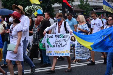Kyiv, Ukrayna - 24 Ağustos 2020: Rus-Ukrayna savaşının gazileri, askerler, gönüllüler, aktivistler, savaşta ölenlerin aileleri ve Haysiyet Devrimi sırasında Ukraynalılar 'dan alkış almak için Kreshhatyk Caddesi boyunca yürüdüler.