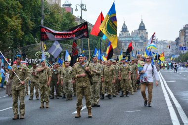 Kyiv, Ukrayna - 24 Ağustos 2020: Rus-Ukrayna savaşının gazileri, askerler, gönüllüler, aktivistler, savaşta ölenlerin aileleri ve Haysiyet Devrimi sırasında Ukraynalılar 'dan alkış almak için Kreshhatyk Caddesi boyunca yürüdüler.