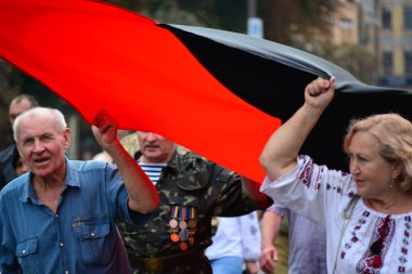 Kyiv, Ukrayna - 24 Ağustos 2020: Rus-Ukrayna savaşının gazileri, askerler, gönüllüler, aktivistler, savaşta ölenlerin aileleri ve Haysiyet Devrimi sırasında Ukraynalılar 'dan alkış almak için Kreshhatyk Caddesi boyunca yürüdüler.