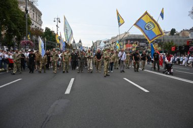 Kyiv, Ukrayna - 24 Ağustos 2020: Rus-Ukrayna savaşının gazileri, askerler, gönüllüler, aktivistler, savaşta ölenlerin aileleri ve Haysiyet Devrimi sırasında Ukraynalılar 'dan alkış almak için Kreshhatyk Caddesi boyunca yürüdüler.
