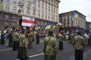 Kyiv, Ukrayna - 24 Ağustos 2020: Rus-Ukrayna savaşının gazileri, askerler, gönüllüler, aktivistler, savaşta ölenlerin aileleri ve Haysiyet Devrimi sırasında Ukraynalılar 'dan alkış almak için Kreshhatyk Caddesi boyunca yürüdüler.