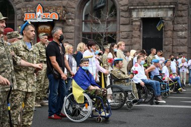 Kyiv, Ukrayna - 24 Ağustos 2020: Rus-Ukrayna savaşının gazileri, askerler, gönüllüler, aktivistler, savaşta ölenlerin aileleri ve Haysiyet Devrimi sırasında Ukraynalılar 'dan alkış almak için Kreshhatyk Caddesi boyunca yürüdüler.