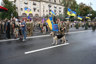 Kyiv, Ukrayna - 24 Ağustos 2020: Rus-Ukrayna savaşının gazileri, askerler, gönüllüler, aktivistler, savaşta ölenlerin aileleri ve Haysiyet Devrimi sırasında Ukraynalılar 'dan alkış almak için Kreshhatyk Caddesi boyunca yürüdüler.