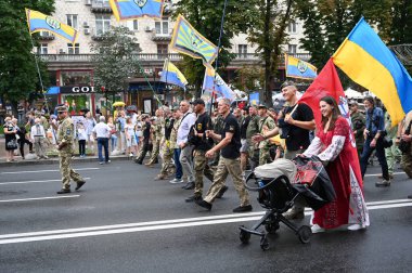 Kyiv, Ukrayna - 24 Ağustos 2020: Rus-Ukrayna savaşının gazileri, askerler, gönüllüler, aktivistler, savaşta ölenlerin aileleri ve Haysiyet Devrimi sırasında Ukraynalılar 'dan alkış almak için Kreshhatyk Caddesi boyunca yürüdüler.
