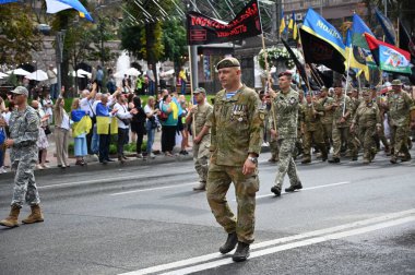 Kyiv, Ukrayna - 24 Ağustos 2020: Rus-Ukrayna savaşının gazileri, askerler, gönüllüler, aktivistler, savaşta ölenlerin aileleri ve Haysiyet Devrimi sırasında Ukraynalılar 'dan alkış almak için Kreshhatyk Caddesi boyunca yürüdüler.