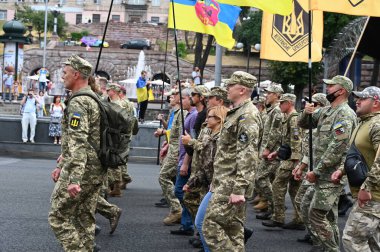 Kyiv, Ukrayna - 24 Ağustos 2020: Rus-Ukrayna savaşının gazileri, askerler, gönüllüler, aktivistler, savaşta ölenlerin aileleri ve Haysiyet Devrimi sırasında Ukraynalılar 'dan alkış almak için Kreshhatyk Caddesi boyunca yürüdüler.