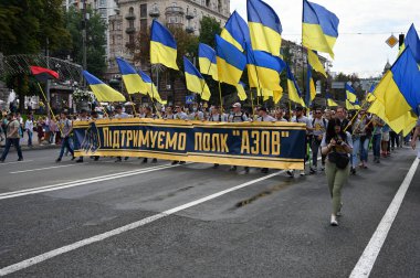 Kyiv, Ukrayna - 24 Ağustos 2020: Rus-Ukrayna savaşının gazileri, askerler, gönüllüler, aktivistler, savaşta ölenlerin aileleri ve Haysiyet Devrimi sırasında Ukraynalılar 'dan alkış almak için Kreshhatyk Caddesi boyunca yürüdüler.